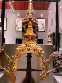 タイトル：タイの歴史を刻む宝庫、バンコク国立博物館を訪れる**  