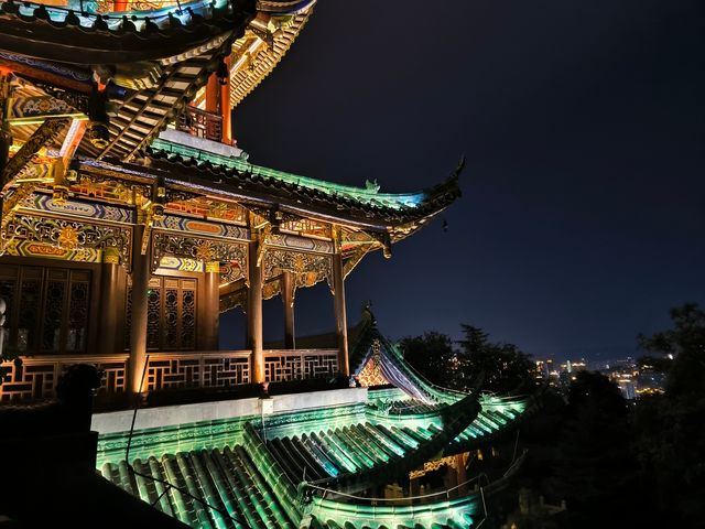 呢場大雨澆唔熄我對重慶嘅熱情！啱啱打卡完絕美夜景觀賞地鴻恩閣，即刻嚟俾你哋安利呢個寶藏景點 鴻恩