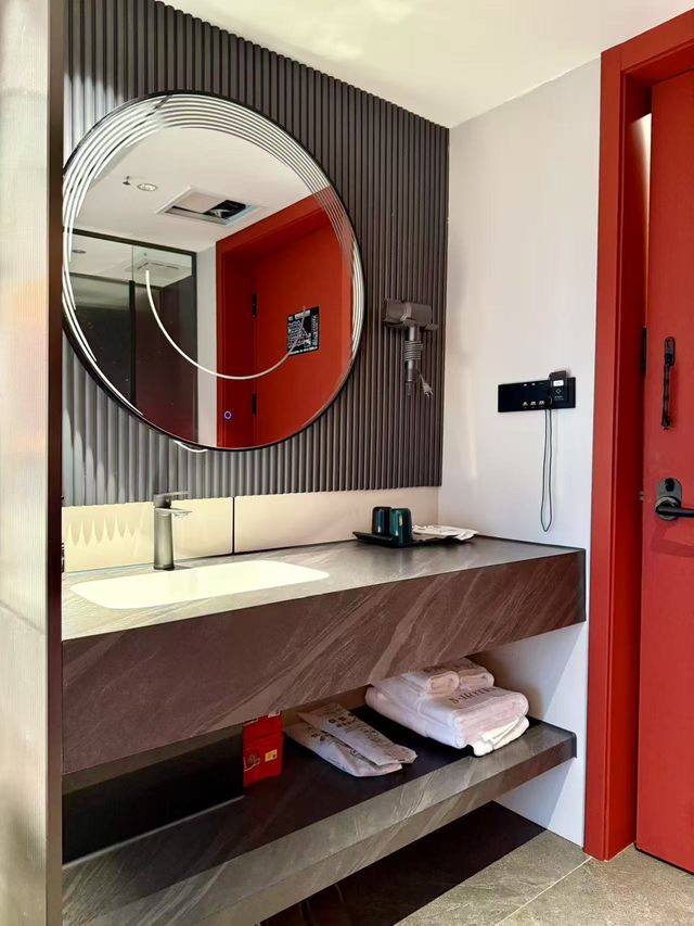 OMG Sisters! Struck Gold with this Hotel in Chongqing!
