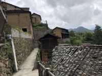 黃泥青瓦疊山間
