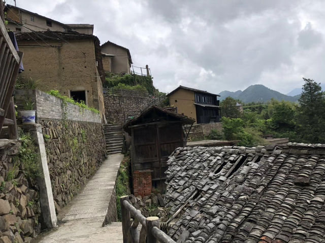 黃泥青瓦疊山間