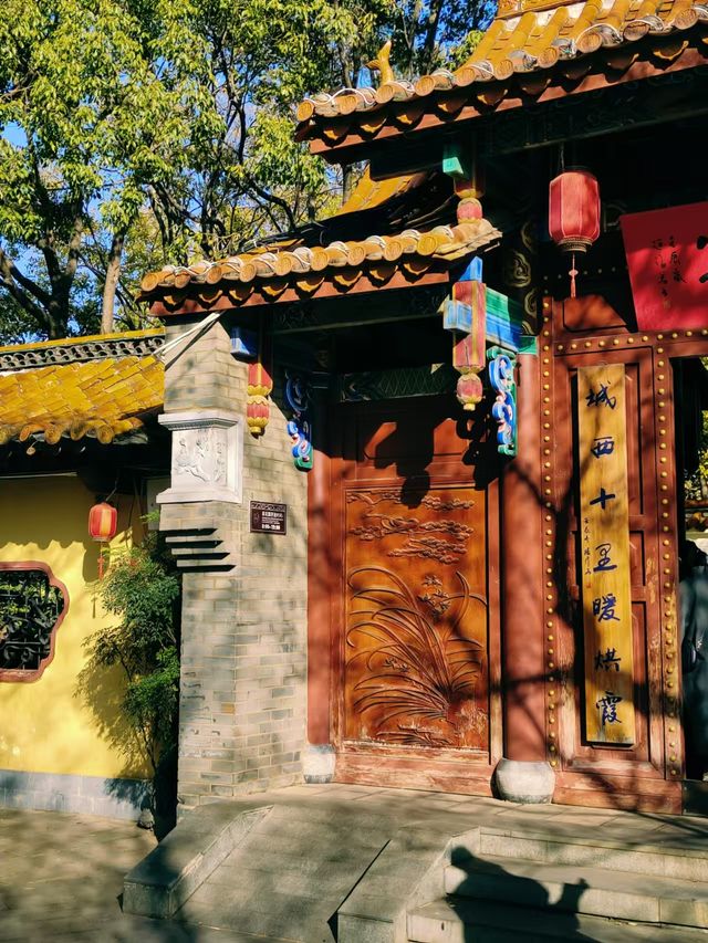 100% Perfect Photo Opportunities by Cuihu Lake in Autumn – Enjoy a Relaxing Off-Peak Stay at Crowne Plaza Kunming City Centre