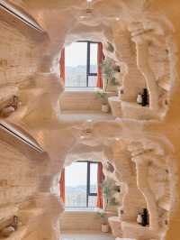 青島這家民宿絕了！洞穴風房間把山海都裝進了「石窟」裡～