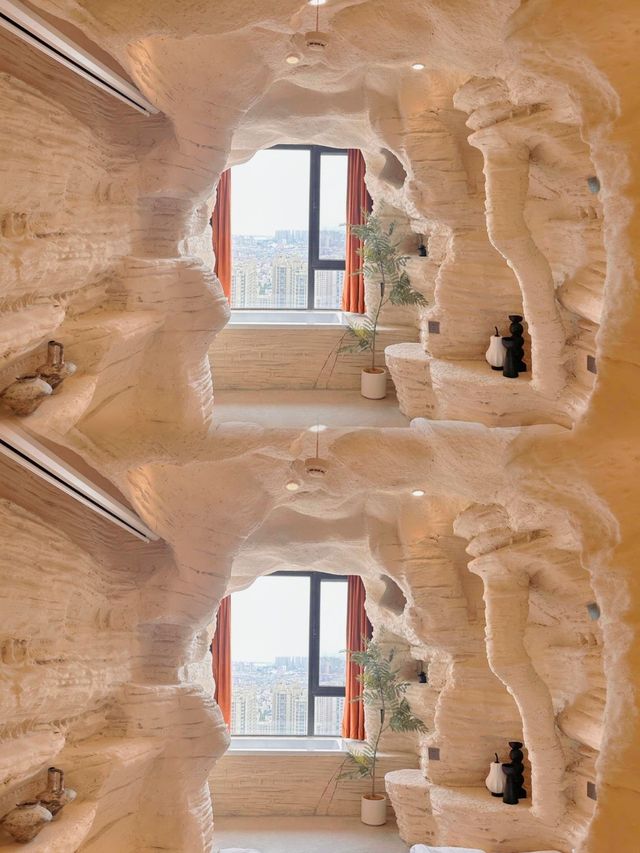 青島這家民宿絕了！洞穴風房間把山海都裝進了「石窟」裡～