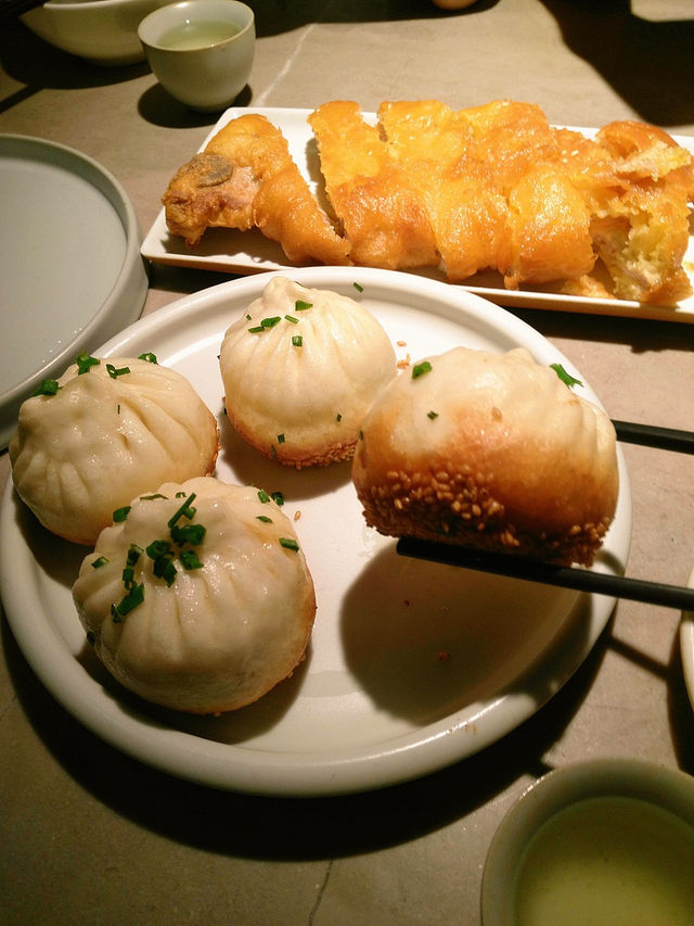 Shanghai Foodies: 7 Legendary Eats You’ll Regret Leaving Without Trying! 🥟🦀🔥 Shanghai Foodies: 7 Legendary Eats You’ll Regret Leaving Without Trying! 🥟🦀🔥