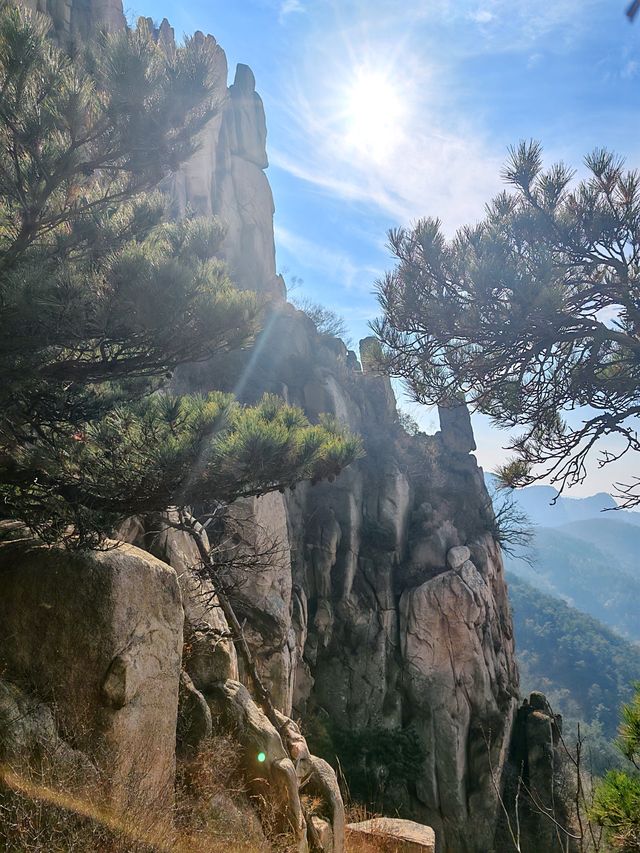 被這座山東秘境美到失語！誰說煙台只有海？藏在棲霞的天崮山簡直是大自然的鬼斧神工！喀斯特地貌+