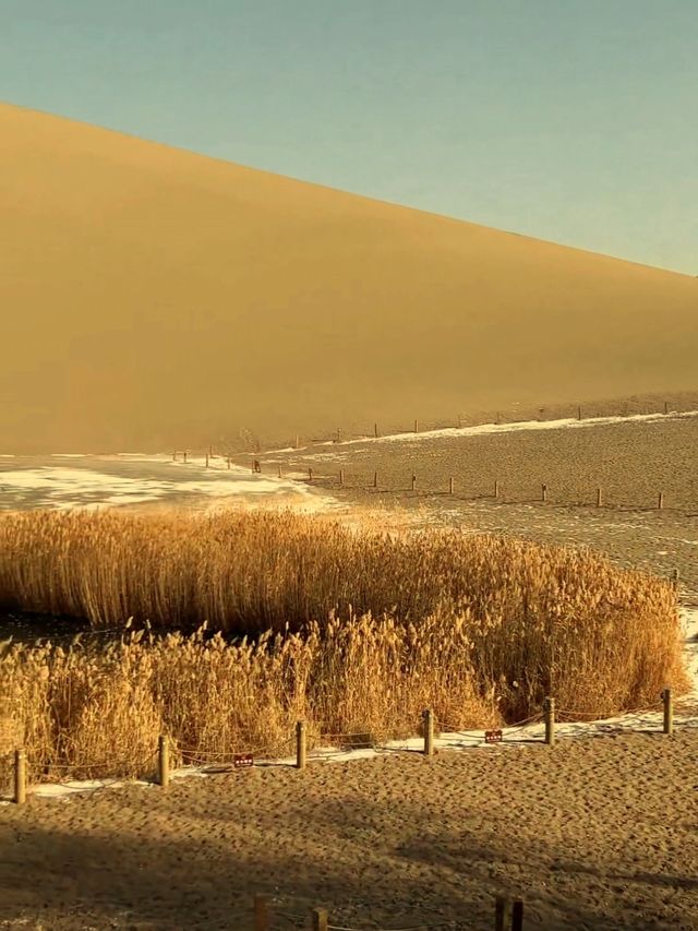 夕陽墜落沙丘的瞬間敦煌月牙泉登頂終極浪漫