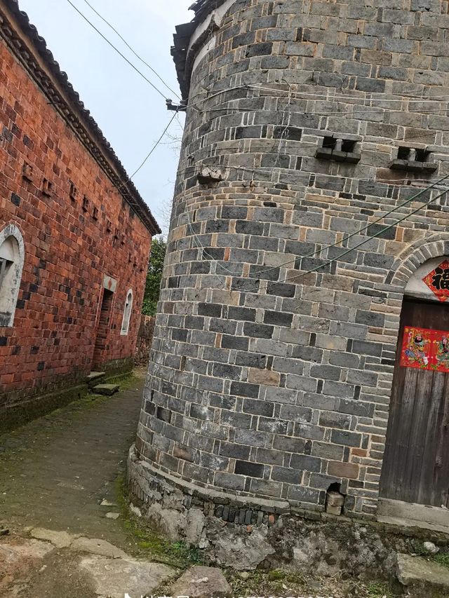 踏足賈家古村：在青磚黛瓦間觸摸千年文脈   當城市的喧囂淹沒了時光的腳步，總有一些古村落靜靜佇立，珍