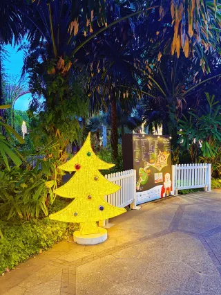 해변가의 크리스마스 원더랜드에서 체크인—열대에서도 “눈” 내리는 크리스마스를 즐길 수 있어요