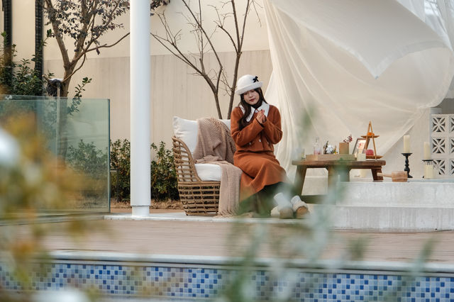 把身體浸入夜色,白晝的帆在此停泊。 把身體浸入夜色,白晝的帆在此停泊。