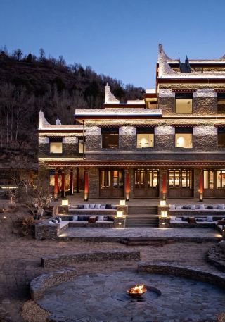 A sacred mountain for two | In Arokhamba, make an eternal wish.