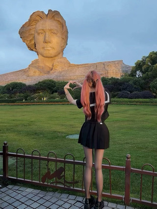 Today's cat 🐱 plog - Changsha edition!
Finally checked off the Youth Mao Zedong Statue at Orange Isle! ✨
I've put together a practical, tried-and-tested travel & photo guide. If you're planning a trip to Changsha, just follow these tips!
🚇 Transport guide
Subway Line 2 to Juzizhou Station, Exit 2, is the best way to reach the park entrance directly.
❌ Driving or taking a taxi during holidays is not recommended. The Xiang River Bridge gets extremely congested, and private cars cannot drive directly to the core area of the statue.
After entering the park, it's still 3 km to the statue. Walking is exhausting and exposes you to the sun, so definitely buy a ticket for the sightseeing train!
Tickets are CNY 40 round-trip, and CNY 20 for students with ID. The trains run on a loop with hop-on/hop-off service, so there's no need to rush for the first train.
⏰ Best time to visit
1. Enter between 6:00 AM–8:00 AM: Fewer tourists, cooler temperatures, and you'll perfectly avoid the scorching summer sun.
2. Evening 5:30 PM–6:30 PM: The soft sunset light creates a perfect atmosphere, and you can enjoy the Xiang River night view after taking photos.
(The hour around sunset is best for photos!)
📷 Niche photo spots | Avoid the crowds at the front
1. Riverside beach on the side of the statue: Shoot from the side to avoid the crowds at the front; there's plenty of room for composition.
2. Shrubbery in front of the statue: Use a low-angle shot to capture both yourself and the full view of the statue.
3. Carved window frames at Wangjiang Pavilion: Use the Chinese-style frame composition. Watch out for backlighting; it creates a very cinematic feel.
⚠️ Essential packing list
Sun protection! Sun protection! Sun protection! The UV rays in Changsha are very strong during the day.
Power bank, sun hat, sunglasses; it's windy by the river, so you might want to bring a light jacket.
❗ Important tips to avoid pitfalls
1. Don't trust the "shortcuts" recommended by people soliciting business on the roadside; they are all scams.
2. Picking the ornamental oranges on the island is prohibited; you will be fined if caught.
You have to visit the head of Orange Isle at least once when you come to Changsha. Watch the Xiang River flow north and experience the unique romance of this city. 🌿