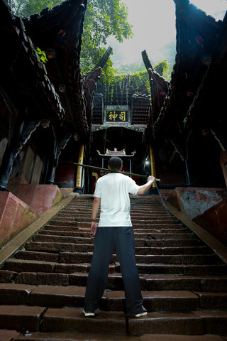 Tapping a Staff on Mount Qingcheng: The Poetic Realm and Daoist Spirit of a Mountain Hike