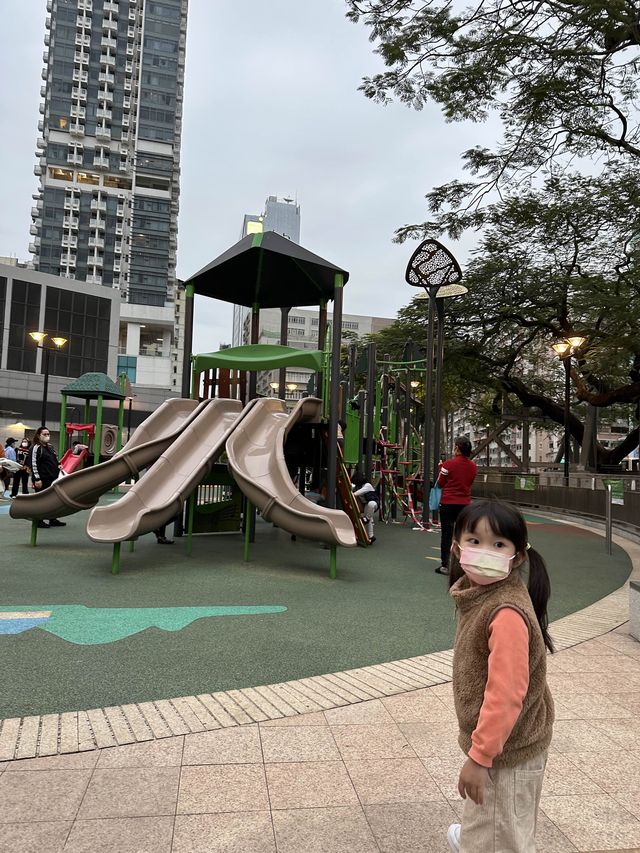 地鐵站旁的土瓜灣道花園浙江街遊樂場