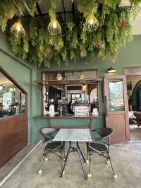 233 Poshtel คาเฟ่ บาร์ และที่พัก