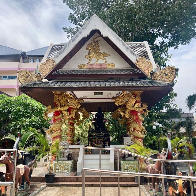 Somdet Phra Chao Taksin Maharat Shrine