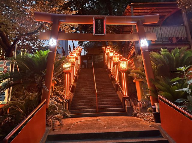 福岡・西公園。ライトアップが魅力の一つ『正一位中司孫太郎稲荷神社』