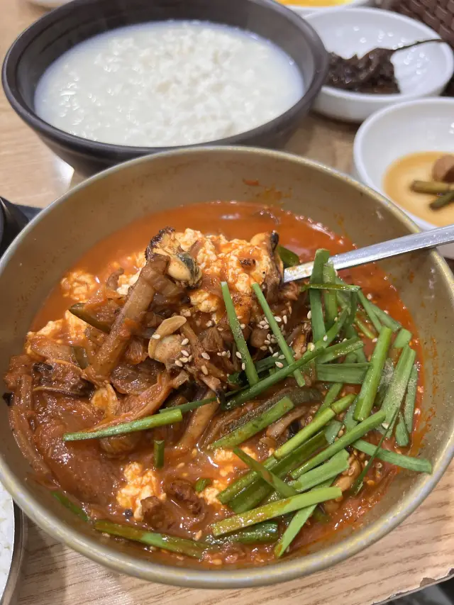 韓国【江陵】行列のできる　元祖！スンドゥブチャンポンが食べられるお店