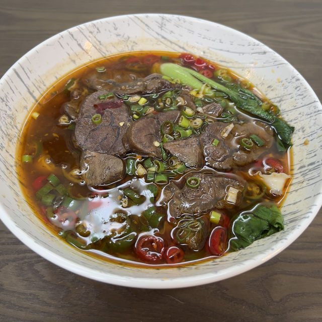 飯店內的咖啡餐酒館 發現美味佳餚 剁椒牛肉麵 一吃成癮《淡水 將捷金鬱金香酒店-滬尾之星》
