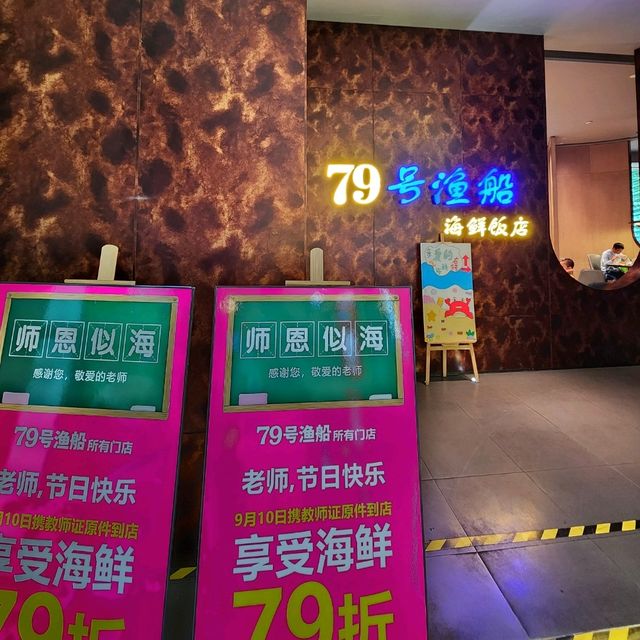 前海壹方城對面也有一個美食商場