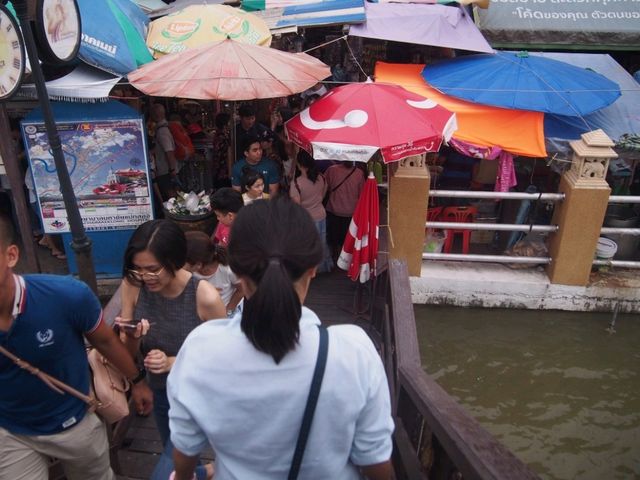 ตลาดน้ำอัมพวา 🛶