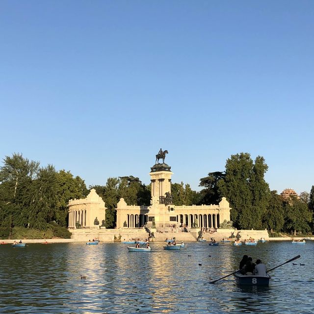 잔잔한 호수가 위에서 낭만의 보트타는 곳🚣‍♀️
