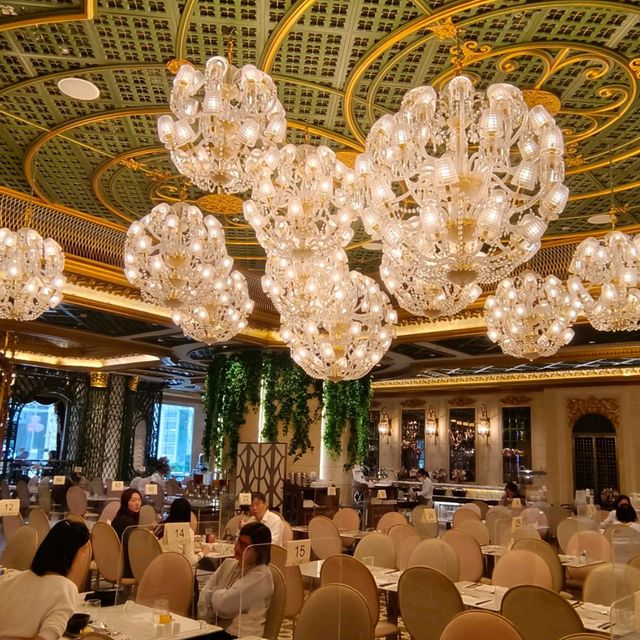 歷山餐廳 , 富麗堂皇的餐廳！