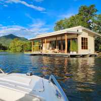 ที่พักสุดโรแมนติก Lakeview Floating Villas