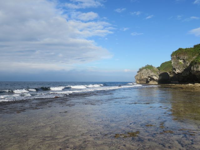 「美人沙灘」天空之鏡💙丨琉球最美海旁踏浪🌊