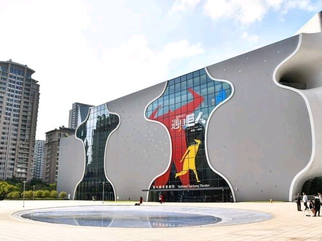 독특한 외관과 압도적 스케일이 인상적인 타이중국가가극원 臺中國家歌劇院