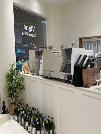 낮에는 카페, 밤엔 아늑한 와인바로 변신하는 비뉴🍷