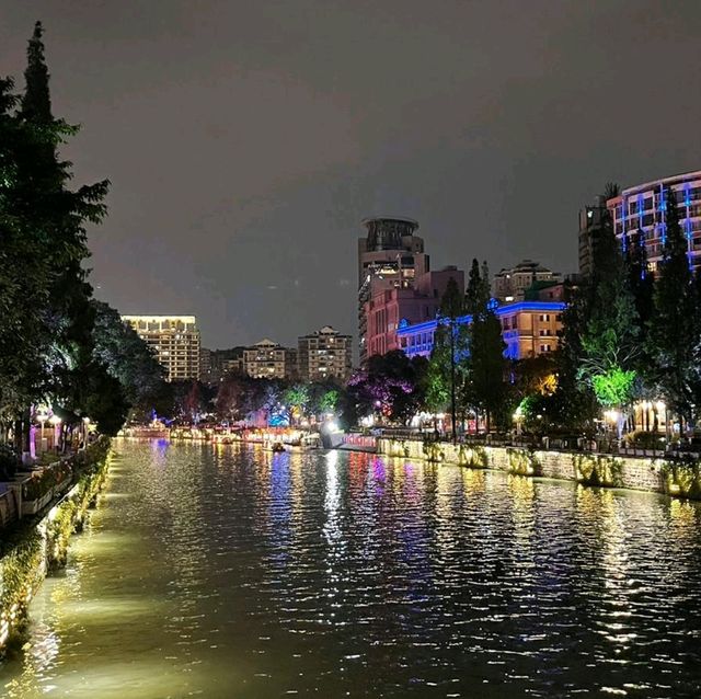 蘭桂坊成都：霓虹璀璨的夜遊體驗