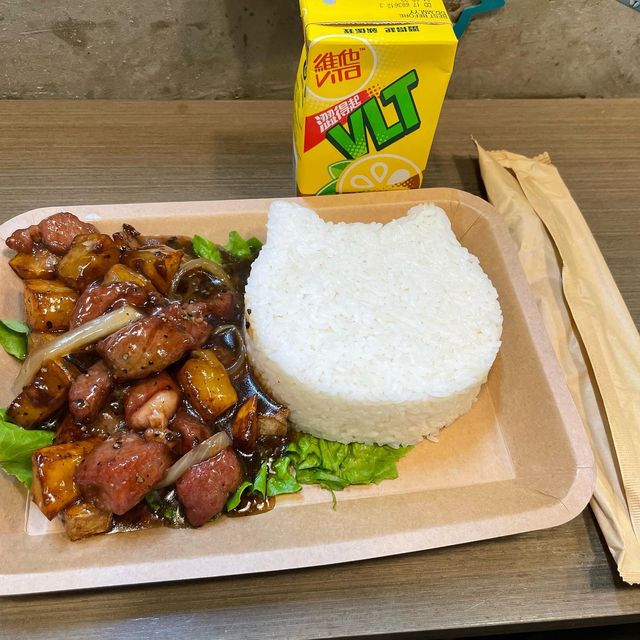 門外有美麗貓貓壁畫嘅小店餐廳🎆