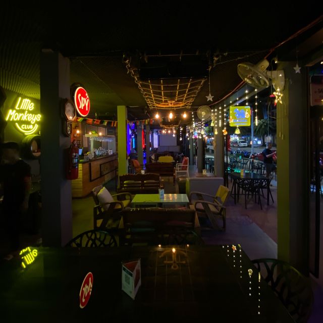 จะนั่งชิวดูบอลก็แวะมาได้ @Little Monkeys Club 