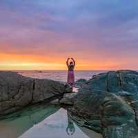 นอนริมหาดพระอาทิตย์​ตกทะเลสวยๆที่เขาหลัก ลากูุน่า