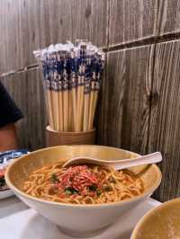 尖沙咀超人氣長龍小店，只賣三碗麵🍜?!