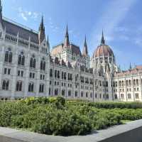 ブダペスト　国会議事堂と遊歩道の靴