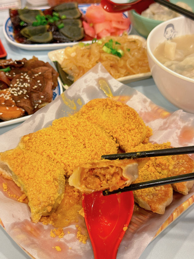 秋冬最鍾意就係食湯餃/湯麵，今晚同朋友揀左人氣大熱既「豐信餃子店」，晚市時間超受歡迎，大排長龍，大家想食鮮味十足既餃子，記得早d 黎攞位啦～