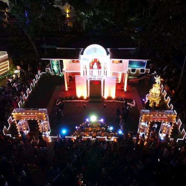 Christmas symbols Capital of Philippines 