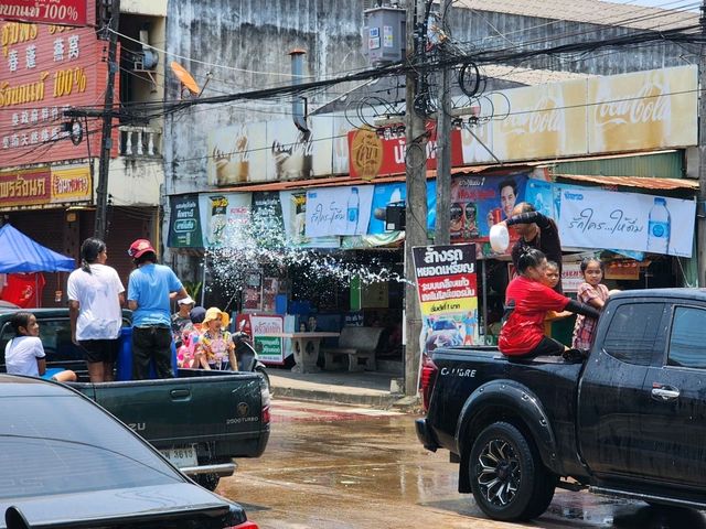 ลากแฟนไปขนน้ำขึ้นรถแล้วสาดน้ำแบบล้อหมุนที่ชุมพร