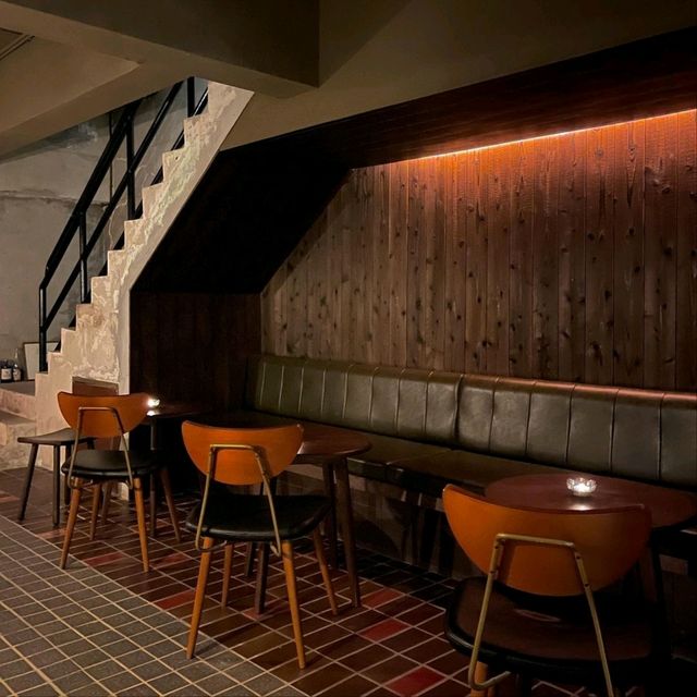 Be_ep books and bar