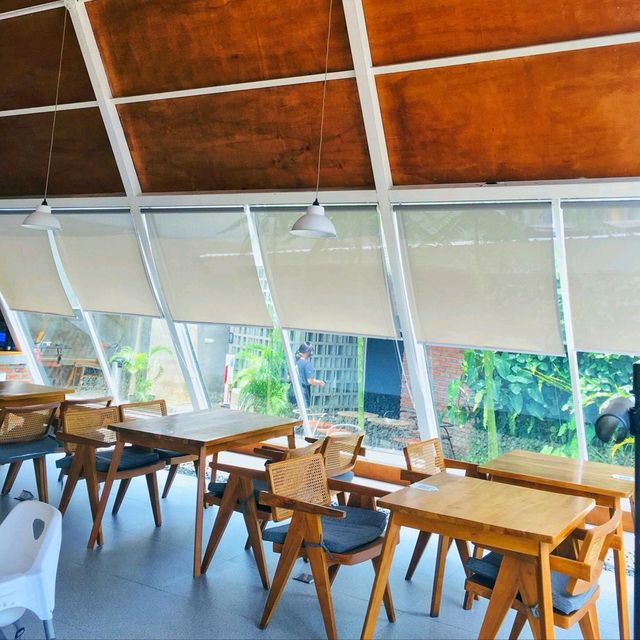SRGITIGABERMUDA | Triangular-roofed café