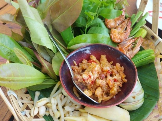 รับลมชมทะเลอ่าวฉลอง ชิมอาหารทะเลอร่อยๆ