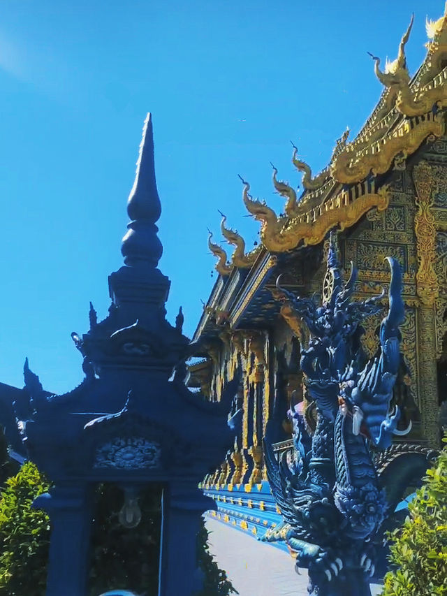วัดร่องเสือเต้น วัดสีน้ำเงินแห่งเดียวในเชียงราย