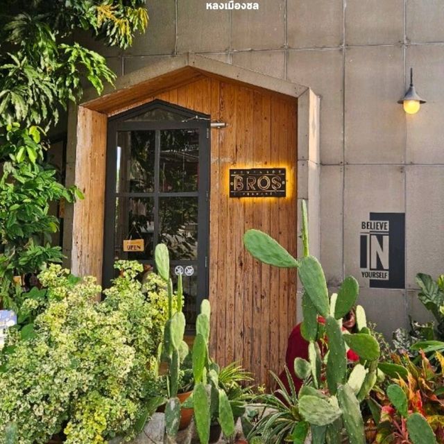 พามาหาคาเฟ่ชิลๆ ที่  Bros Cafe