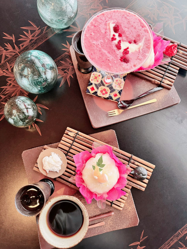 【和風カフェ】大きなカクテルグラスにドリンク！たくさんの大福ケーキ！