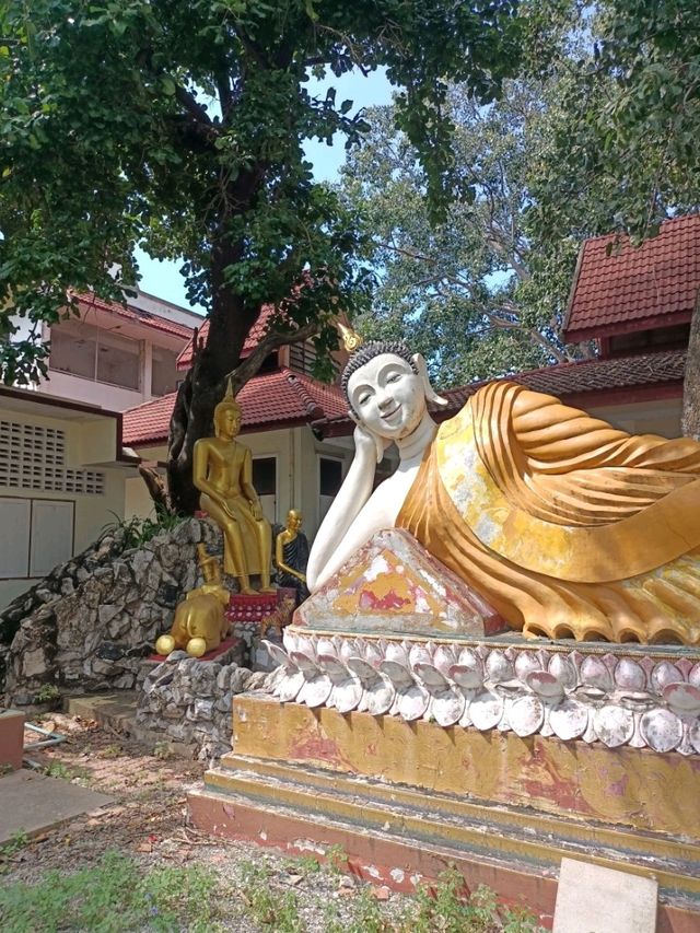สักการะเจ้าแม่กวนอิมองค์ใหญ่