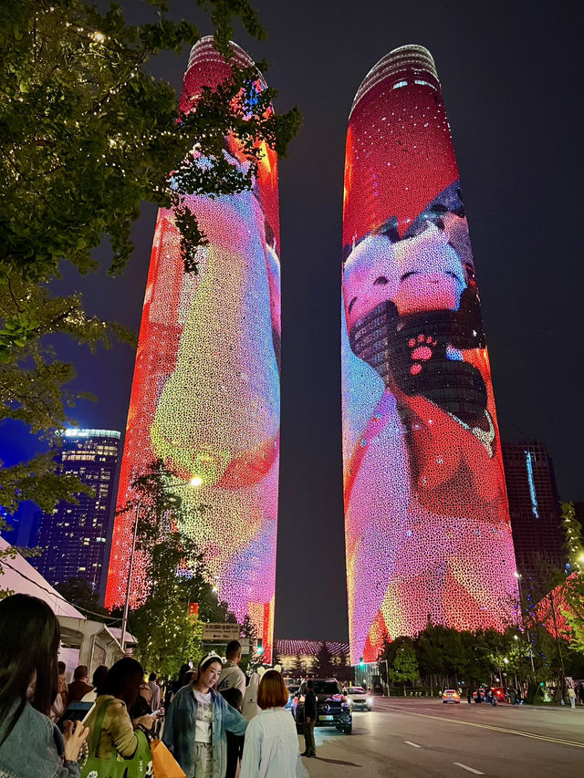 ตึกสูงทรงคู่🗼🗼จอ LED รอบตึกที่สวยและอลังการ