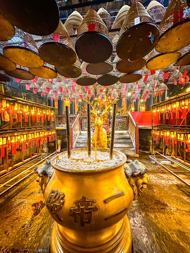 วัดหม่านโม (Man Mo Temple)