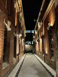 「夜幕下的文創驚艷：探訪台北華山紅館」